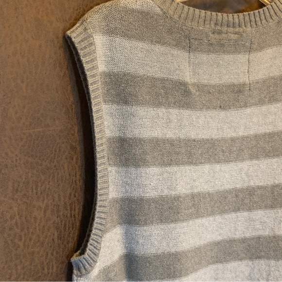 Grey Striped Sweater Vest  By American Eagle Outfitters Men’s Size M - Picture 12 of 15
